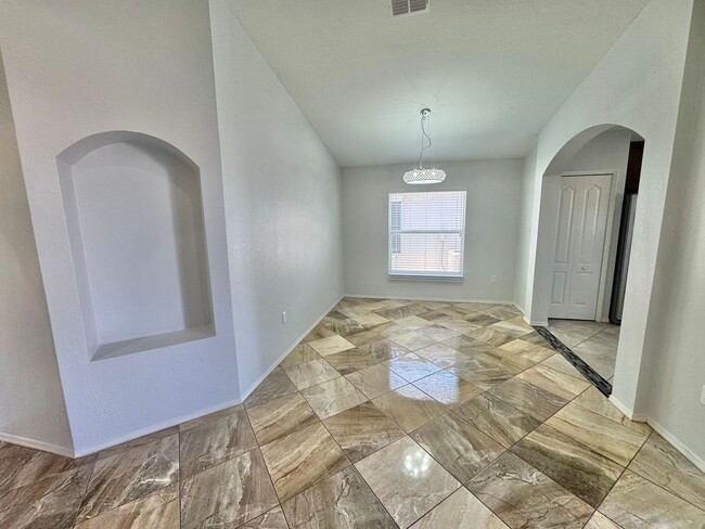 Building Photo - 4 Bedroom 2 Bath - Gated Community - Move ...