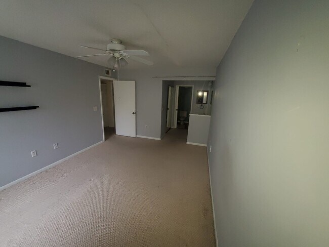 Building Photo - 5333 Vineland Rd