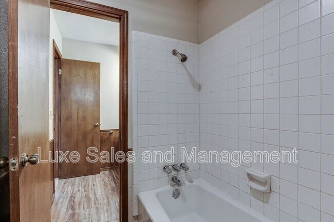 Building Photo - 6004 Paramount Dr