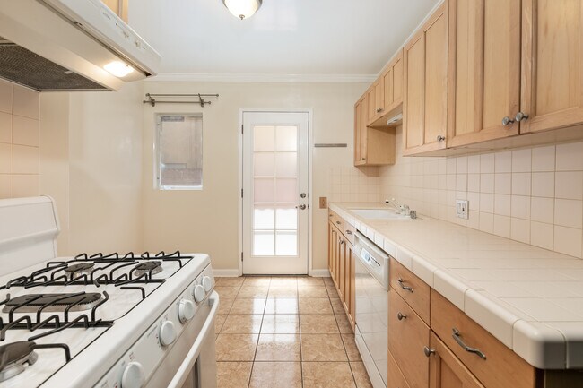 Building Photo - 2256 S Carmelina Ave