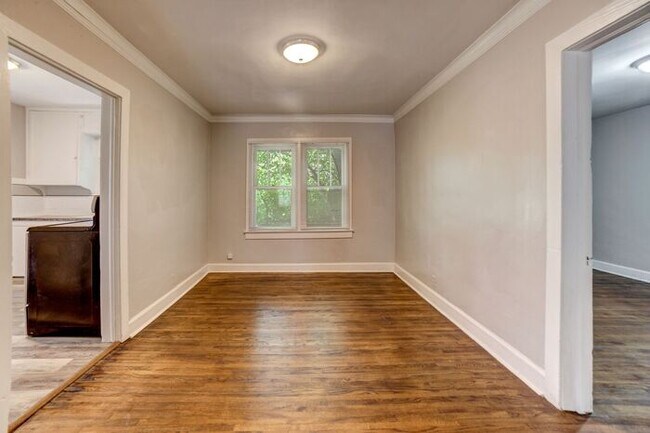 Building Photo - Tulsa 2-Bedroom Home | Walk to TU + Fenced...