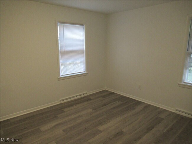 Building Photo - 285 Marion Dr