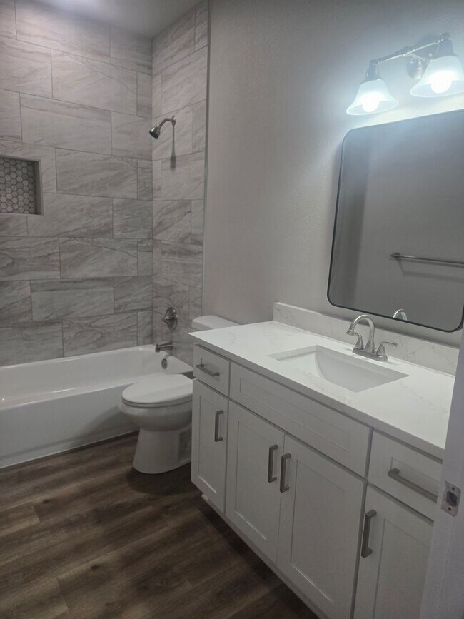 Building Photo - Newly remodeled 4 bedroom 3 full bath two story home located in the heart of Weatherford, TX