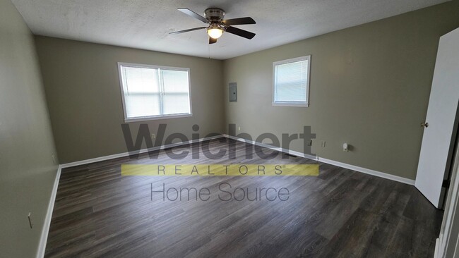 Building Photo - 3 bedroom, 2 bath Two-Story Home South Jonesboro
