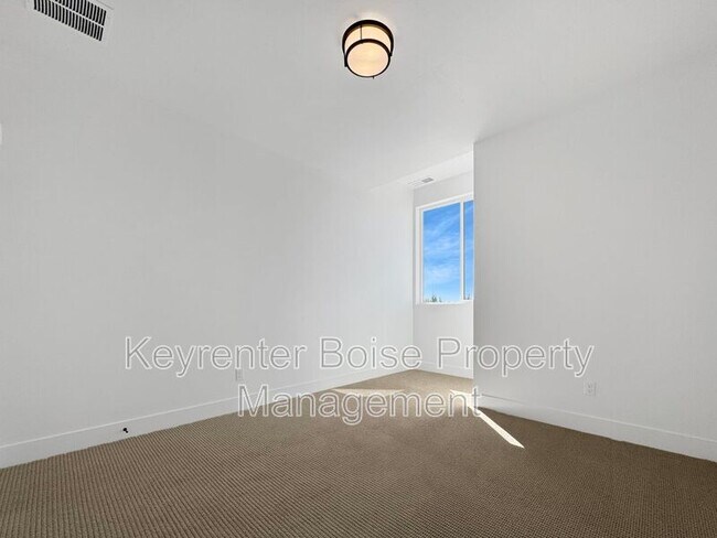 Building Photo - 450 E Presidio Ln