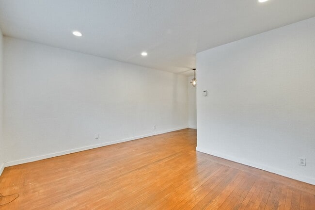 Building Photo - I Street