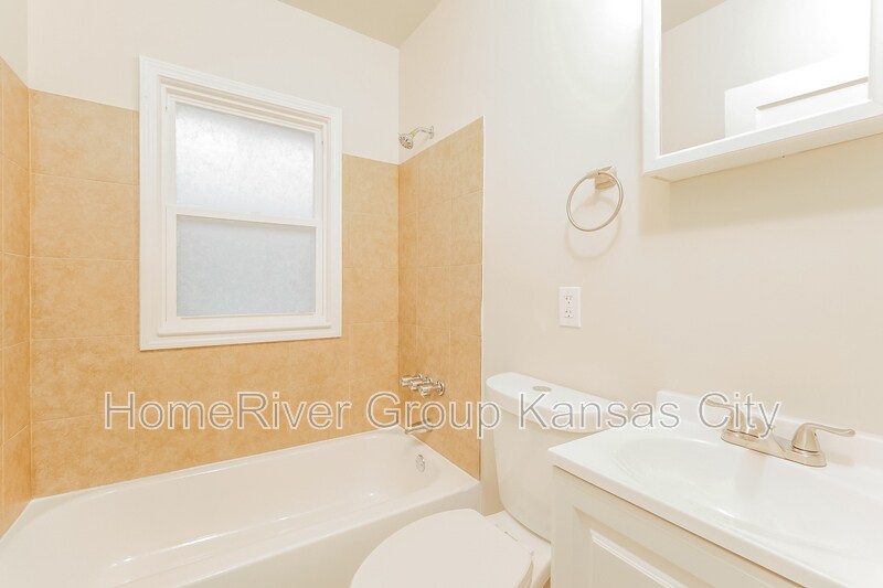 Building Photo - 2125 E 70th St