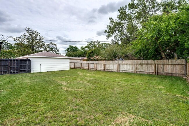 Building Photo - 12806 Shady Knoll Ln