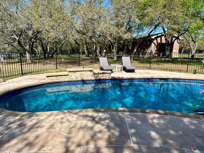 Building Photo - 121 Post Oak Ln