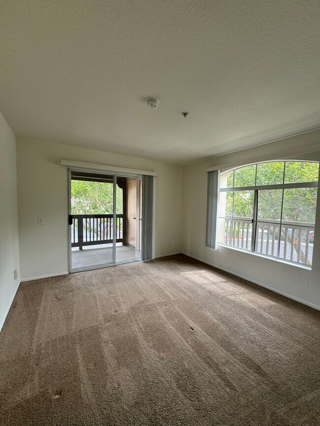 Building Photo - 1 Bed Condo with Garage & Balcony in Orange