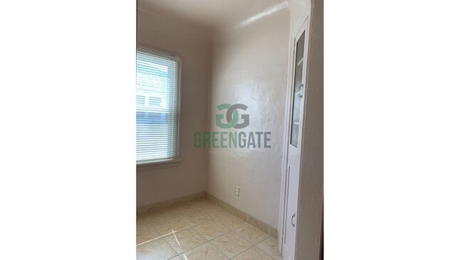 Building Photo - Charming 2 Bedroom Home Available Near Dow...