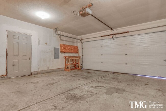 Building Photo - Beautiful Orchards Home with Spacious Layout