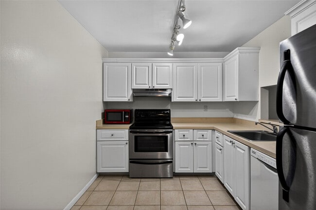 Building Photo - 711 N Pine Island Rd