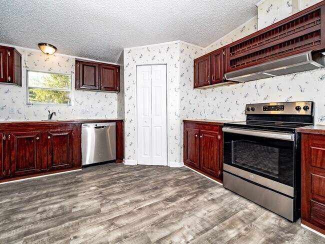 Building Photo - Explore our recently upgraded 3 bedroom 2 bath home