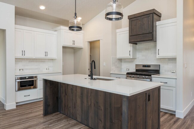 Building Photo - 270 E Rosalyn Dr