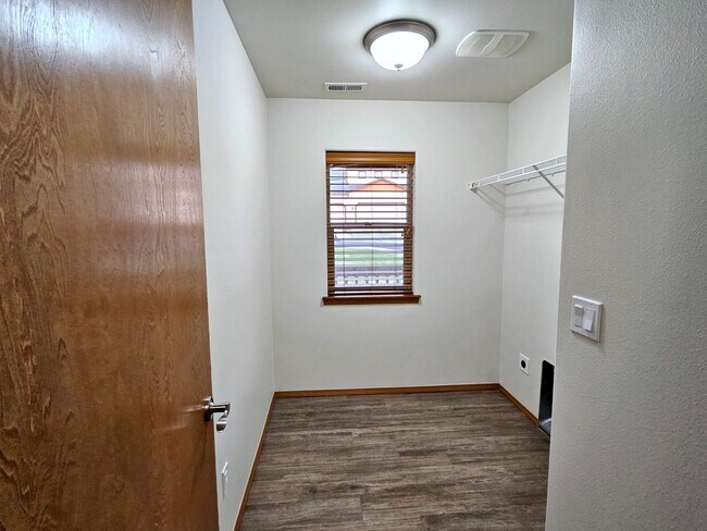 Building Photo - Open, One-Level Living- 4 Bedroom, 2.5 Bath Richland Home with Spacious Backyard