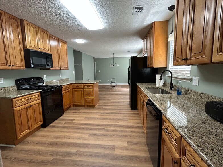 Building Photo - 111 Mockingbird Dr