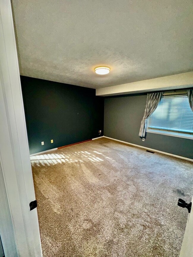 Building Photo - Updated 3-Bedroom Home Near Standing Bear Lake