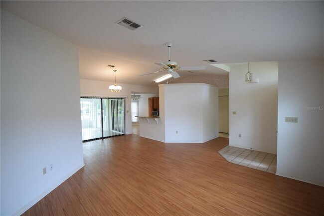 Building Photo - 5955 Chickadee Dr