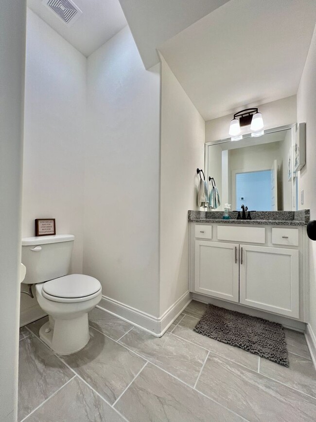 Building Photo - 3 Bed, 2.5 Bath Townhome w/ 1 Car Garage