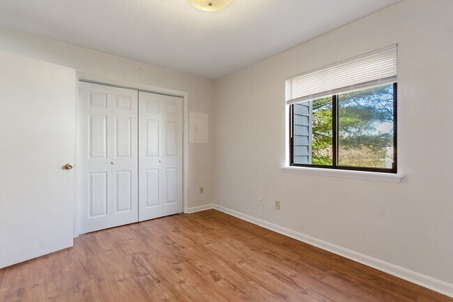 Building Photo - 2 Bed/2 Bath with loft. Close to Campus On bus line.