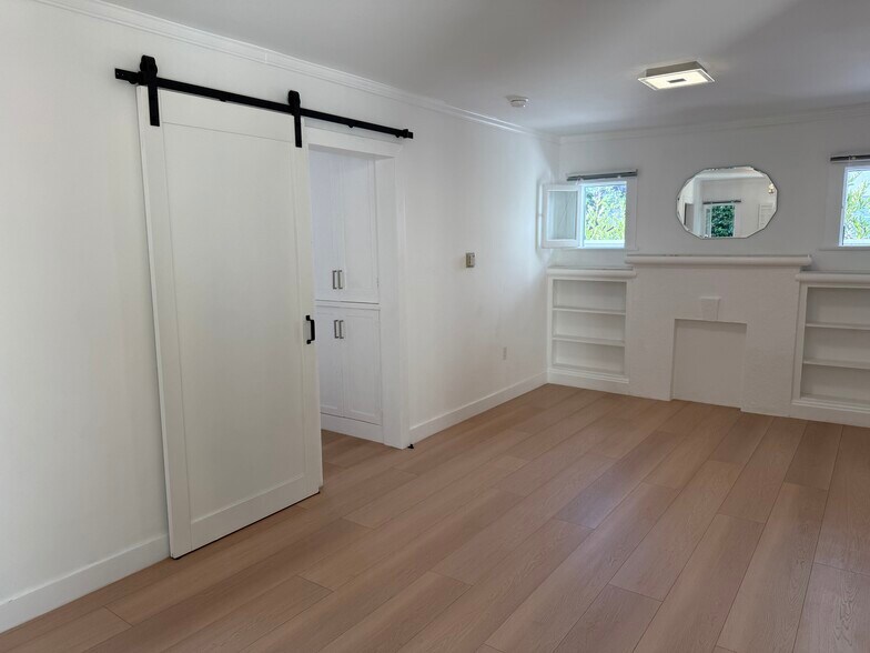 Building Photo - 8730 Rosewood Ave