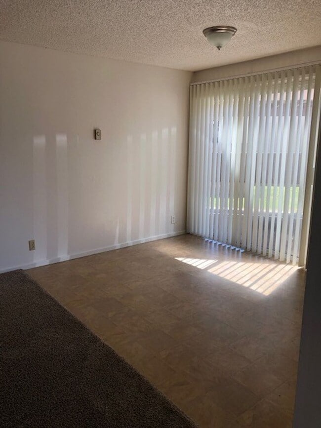 Building Photo - 1287 Kenray Loop