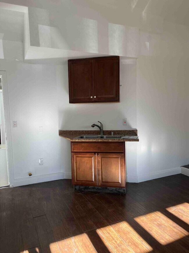 Building Photo - 1110 S Crest Dr