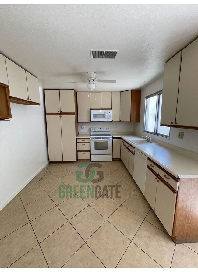 Building Photo - 3 BEDROOM 2 BATH HOME MOVE IN READY IN MOD...