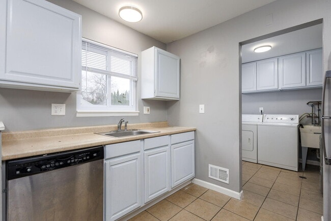 Building Photo - 13679 Sidonie Ave