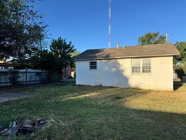 Building Photo - Affordable 2 Bed 1 Bath In Wendover Hills