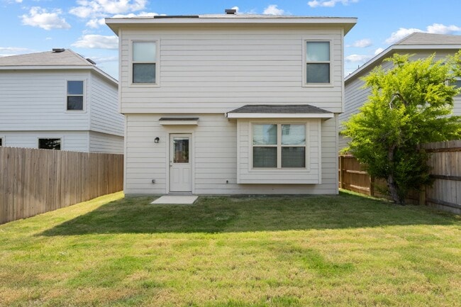 Building Photo - "Spacious 4-Bed Oasis with Granite Counter...
