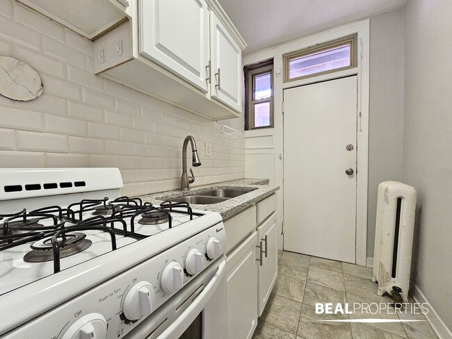 Building Photo - 540 W Surf St