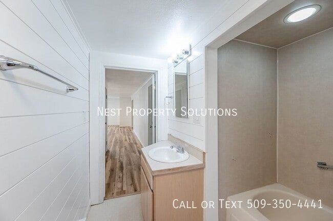 Building Photo - 1221 S Baker St