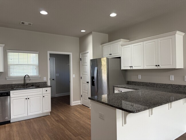 Building Photo - 600 Trellis Square