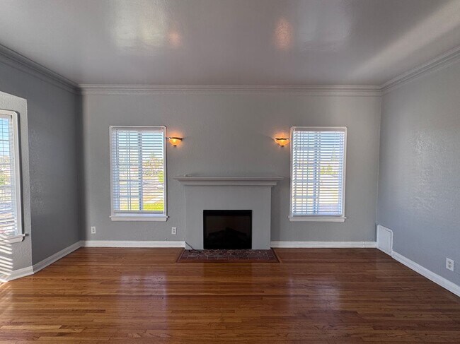 Building Photo - 1722 W 79th St