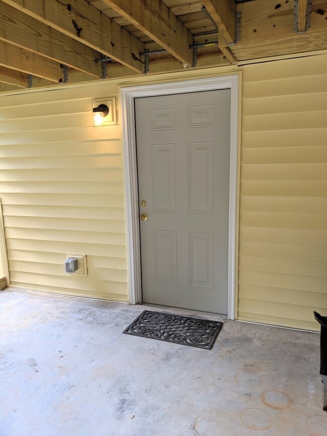 Building Photo - Montreat Ground Level Apartment!