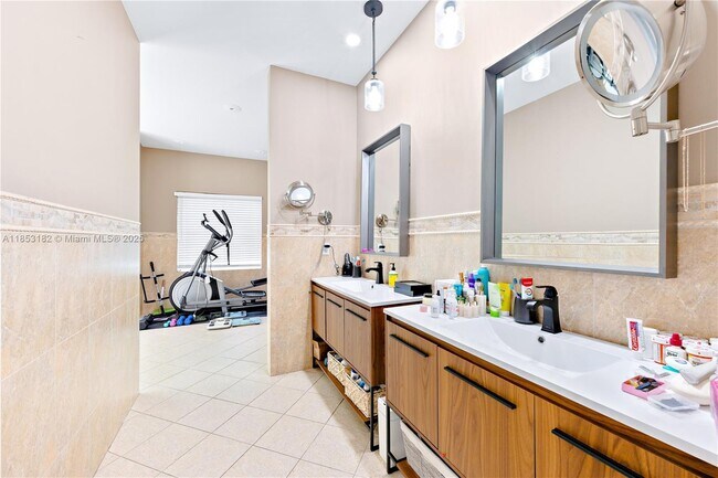 Building Photo - 16001 SW 77th Ct