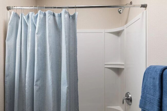 Building Photo - Large Newer Colonial for Lease in Fowlerville Schools