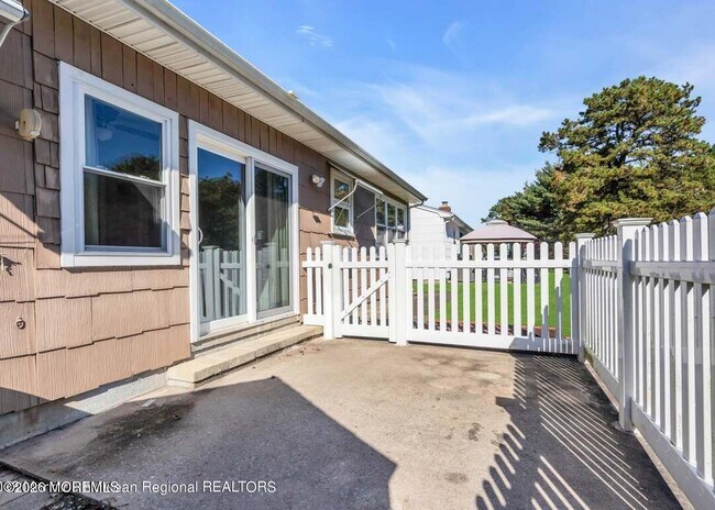 Building Photo - 44 Fairfield Rd