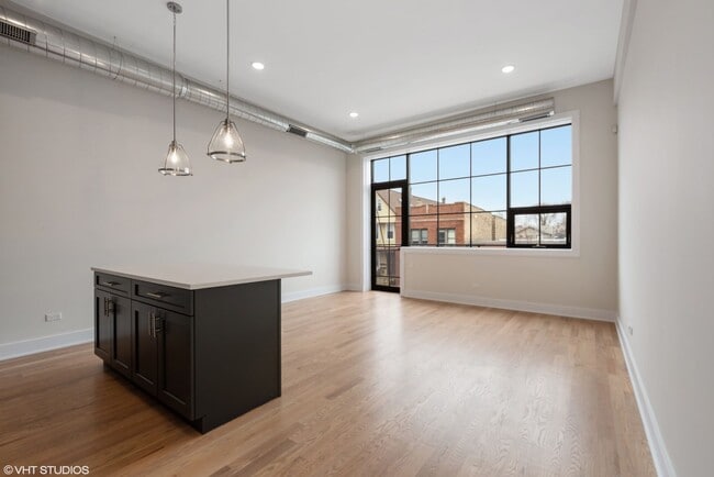 Building Photo - Beautiful 3 Bed 2 Bath Duplex unit in Heart of Lincoln Square