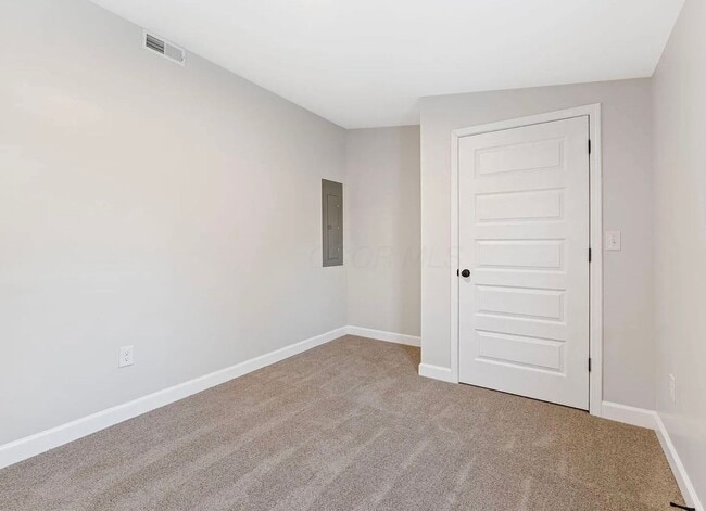 Building Photo - Elegant 3 Bedroom Home with First-Floor Laundry and Modern Style