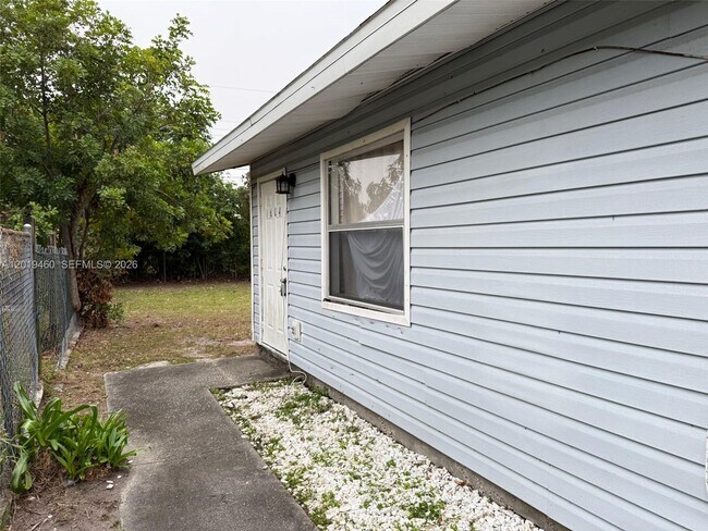 Building Photo - 1604 Cypress Dr