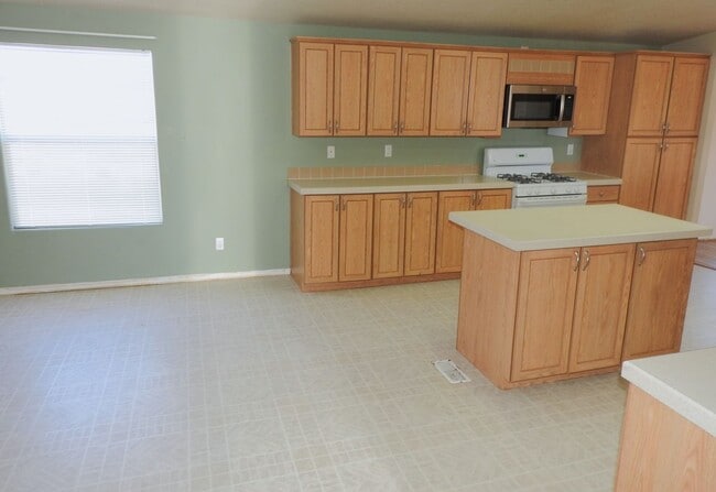 Building Photo - Your Country Living Retreat Awaits