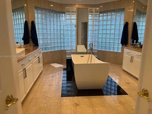 Building Photo - 2534 Poinciana Dr