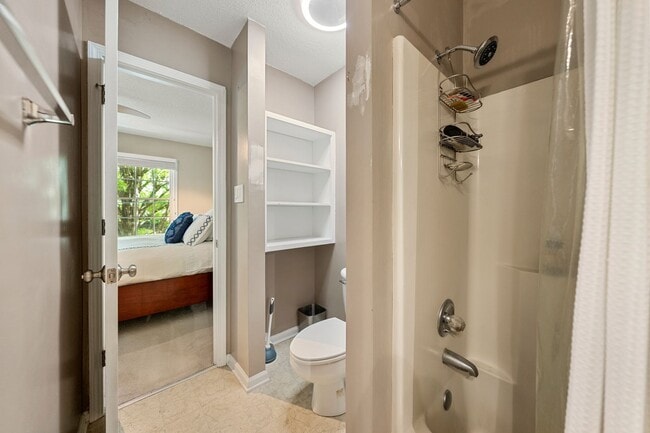 Building Photo - WOW!! Great Location! Quite neighborhood, close to everything