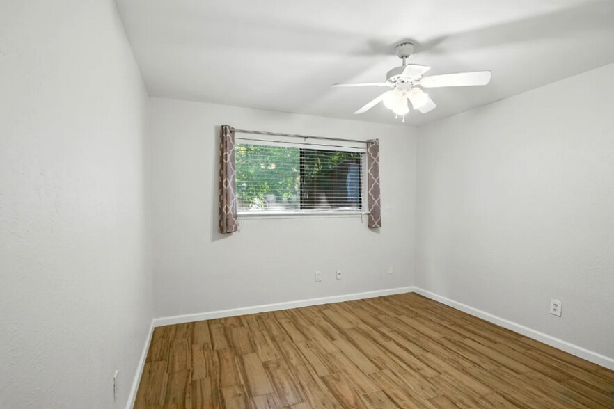 Spacious 2nd bedroom - 11401 Ptarmigan Dr