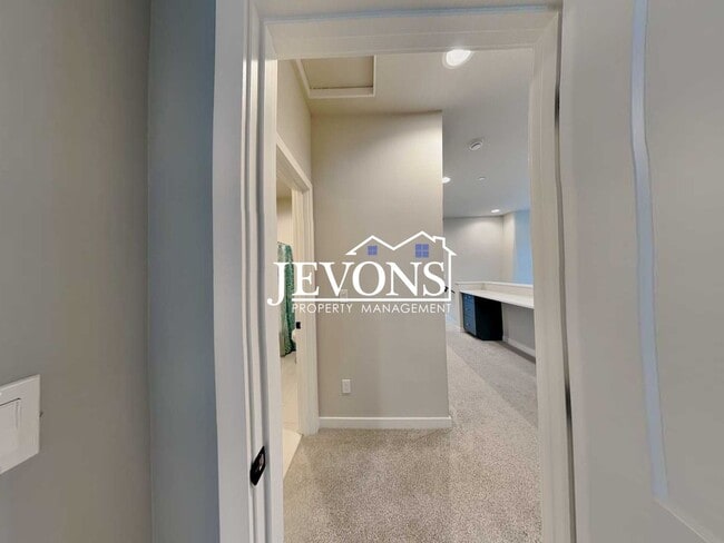 Building Photo - Coming soon! Modern Townhome Living in Prime Issaquah Location