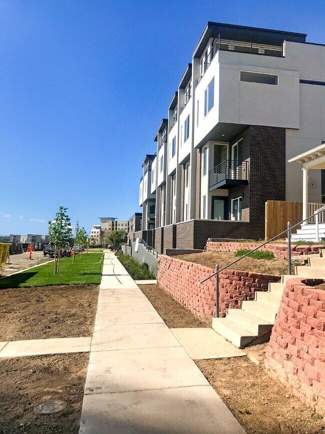 Building Photo - $3,175.00 - 2 Bedrooms, 2.2 Bathrooms, Tow...
