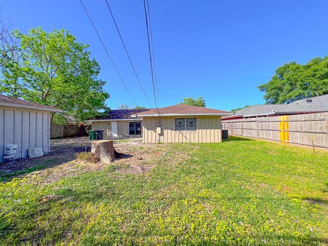 Building Photo - 2815 Monticello Dr